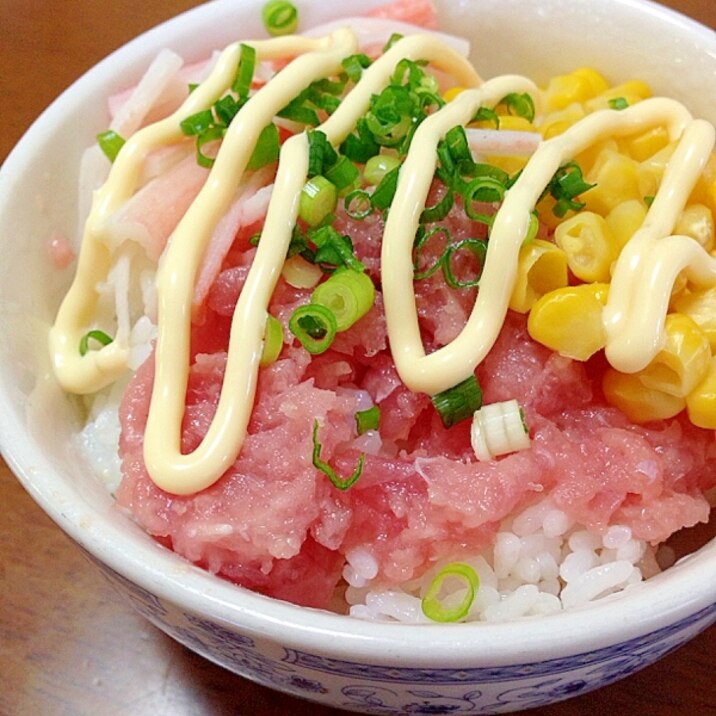 まぐろとカニカマとコーンの丼